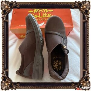 Easy Street SoLite Brown Women's Loafers